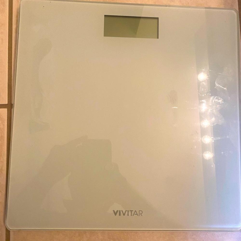 Like New Vivitar Digital LCD bathroom body weight scale with tempered glass!!